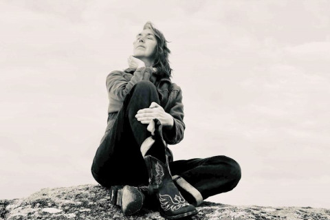 Som com alma e introspecção:  o álbum 'Lethowsow' de Kelsey Michael já está disponível pela Dimple Discs