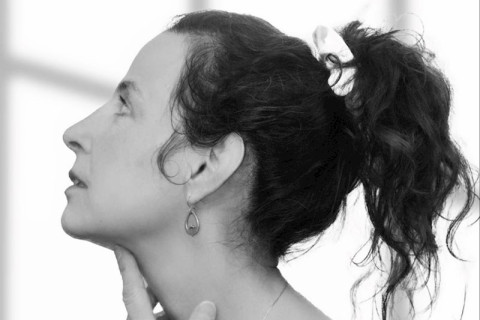 A magistral cantora americana traz o melhor de Kate Bush e Tori Amos no single de estreia 'Sunlight Gazing'