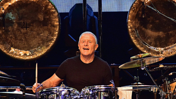 "An Evening with Emerson, Lake & Palmer" revive o legado do rock progressivo no Teatro Bradesco com Carl Palmer ao vivo