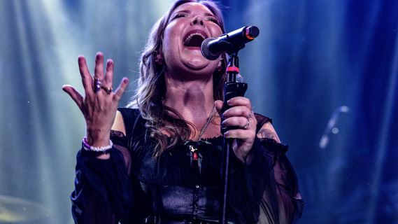 Anette Olzon anuncia turnê inédita no Brasil ao lado de orquestra em 2026