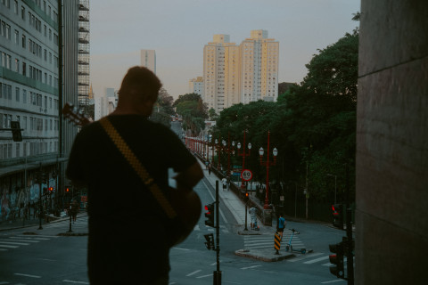 "Chegou": gabrielfah lança videoclipe gravado em tradicionais bairros de Belo Horizonte