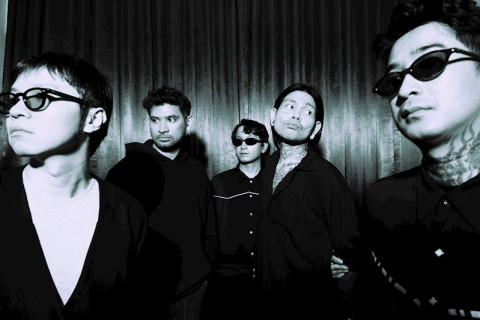 O grupo de alt-pop GHO$$ emerge do abismo em "The Whitest Blackout"