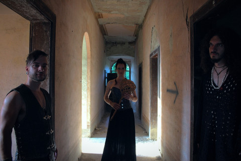 Maison Dieu se junta à Octopus Rising; álbum de estreia em produção