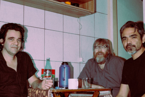 Projeto que une integrantes de Sonic Youth, Forgotten Boys e banda de Pitty anuncia novo álbum