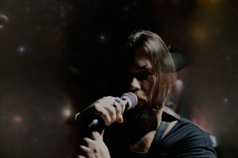 Abel Capella lança "rock de garagem sincerão e imperfeito"; ouça o single '1996'