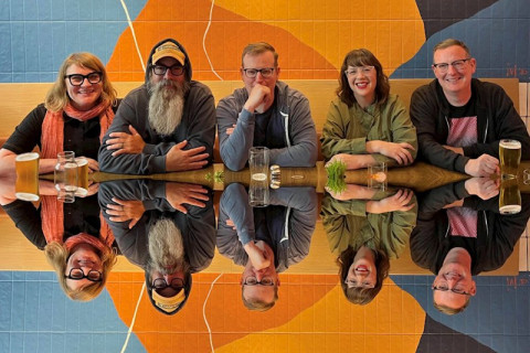 A banda californiana de dreampop Soft Science retorna com 'Spinning', anunciando o novo álbum 'Sand'.