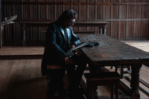 Tony Iommi lança novo single, “World Alone”
