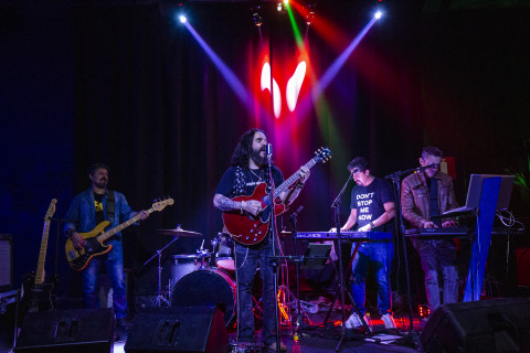 MINDIGO Lança "Love Is Free": Um Blues Rock para a União e o Amor no Mundo Moderno"