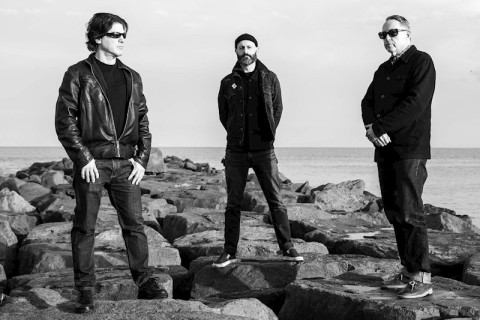 A banda DEARDARKHEAD, de Nova Jersey, revela 'In Another Life', apresentando uma prévia de seu primeiro álbum em 26 anos.