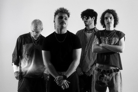 O Boto lança single "Simples Assim", que reflete sobre a busca por respiros em meio à rotina acelerada