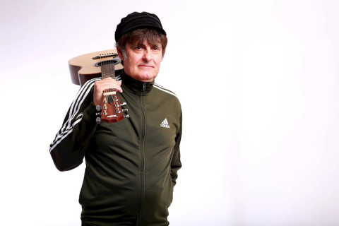 O trovador Andrew Deevey, natural de Liverpool e radicado em Londres, apresenta 'Money Can't Buy Me Love'.