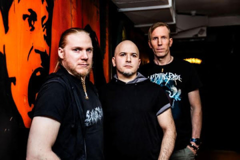 A banda finlandesa de groove metal Ill Geared, composta por três integrantes