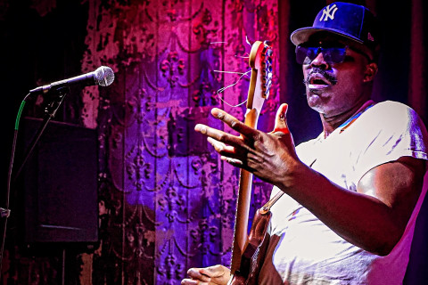 Emanuel Casablanca: Um Maestro do Blues Redefinindo o Gênero