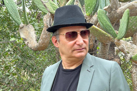 Sam Lapides, de Los Angeles, abraça a vulnerabilidade e a esperança em 'Kisses In My Pocket', com toques de música americana