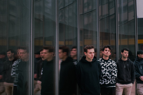 O quarteto francês de brutal math rock relança digitalmente o EP 'Tiens donc'