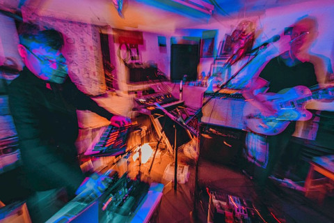 O grupo eletrônico britânico Scissorgun lança 'Gone Rogue', anunciando o novo álbum 'Scream If You Wanna Go Faster'.