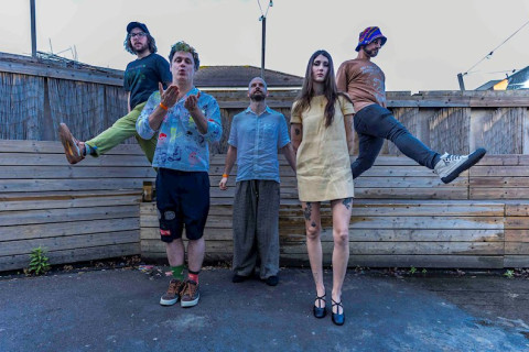 Os rebeldes do art-rock nova-iorquino ECCE SHNAK apresentam o vibrante single 'Eddie, Legalistic Homeslice'.