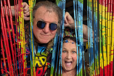 Robin Ross & The Melodynes revivem o Flower Power dos anos 60 com o novo single "All I Want (Is A Lover)"