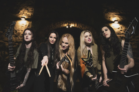 Nervosa cai na estrada com "Slave Machine" e confirma série de shows pelo Brasil