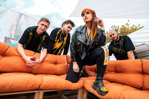 Já disponível para streaming! A banda tcheca de metal moderno STELLVRIS lança o novo EP "Shatter and Bloom" e o videoclipe.