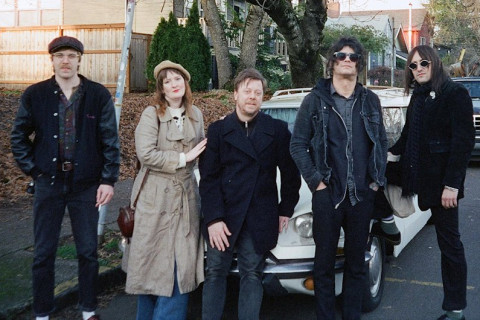 Rayon, de Portland, captura o pulso frenético da ansiedade em seu novo single "Running" e videoclipe movido a Citroën.