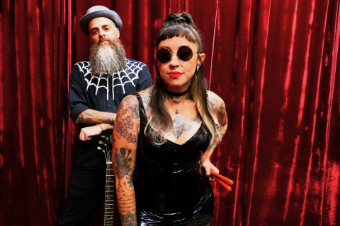 No Dia dos Namorados, Morcegula mostra como o rock encurtou 17 horas de distância