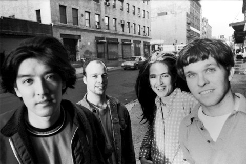 Os icônicos roqueiros indie americanos The Dambuilders retornam com o single "Shrine 2026" e shows ao vivo.