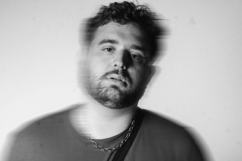 Fxbricio mergulha nas cicatrizes do autoconhecimento no novo single 'incinerar'.