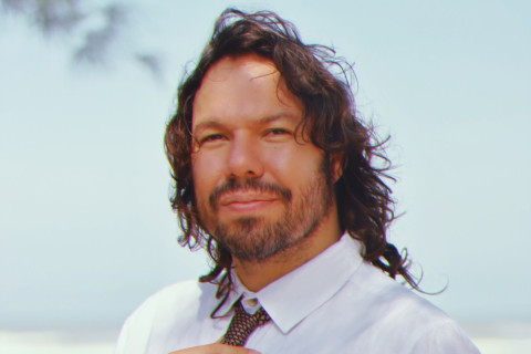 Teago Oliveira (Maglore) lança “Canções do Velho Mundo”, segundo disco solo