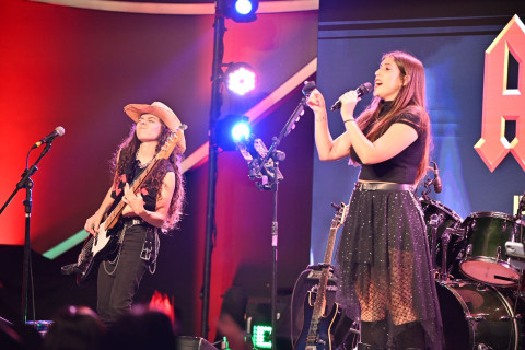 Banda Violett é convidada para tocar em ativação do AC/DC em São Paulo