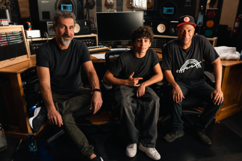 Tom Morello lança novo single “Adjourn It” com participação de Serj Tankian e Roman Morello