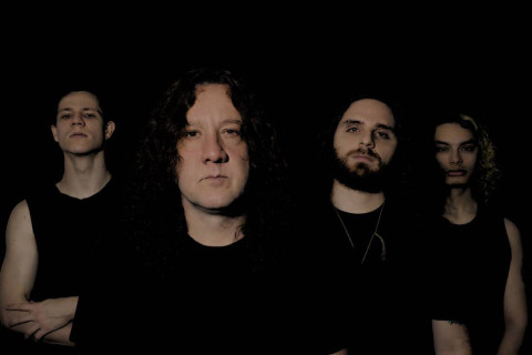 Fabiano Negri e Bebê Diabo transformam a brutalidade da guerra em heavy metal no novo single "Highlands"