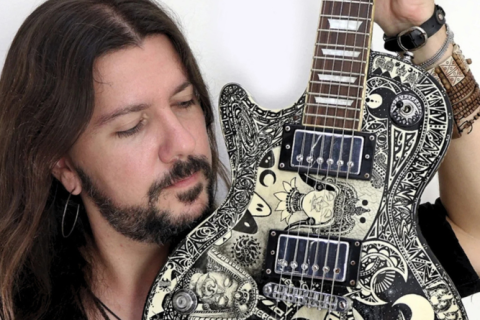 Guitarrista da banda Gypsy Tears e artista plástico, Thiago Valle expõe artes em guitarras personalizadas no Salão de Arte de Paraty