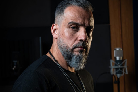 Leandro Caçoilo canaliza a energia do power metal no single "Time"