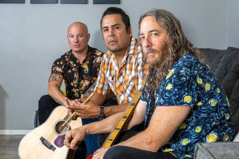 O novo videoclipe do LITTLE KING, "Who's Illegal?"