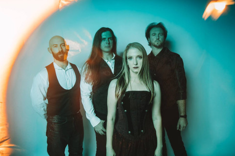 A banda de metal sinfônico de Los Angeles, Levinia, confronta o silêncio criativo com o novo videoclipe "The Blank Page".