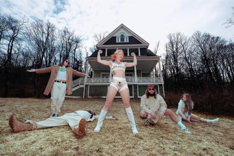 Wet Leg anuncia a edição deluxe do álbum moisturizer e lança o remix de "catch these fists"