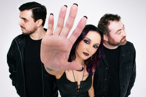 Elyra reflete sobre relacionamentos abusivos em single e videoclipe de "Married with the Devil"