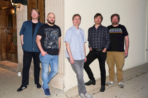 Os Push Puppets de Chicago apresentam brilhantismo cósmico em "Launching a Satellite" do quarto álbum "Tethered Together"