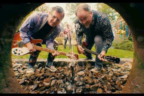 A banda The Melancholy Kings, de Nova Jersey, lança "UV", apresentando o novo álbum "Her Favorite Disguise".