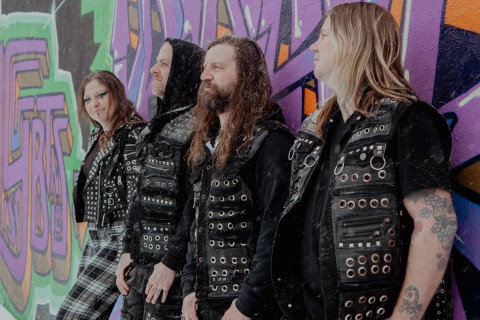 A banda FAMOUS STRANGERS, de Edmonton, lança o explosivo single “Ghosts of Men”.