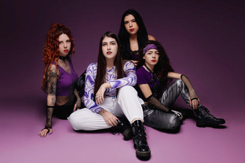 Banda feminina Violett acelera com "Rollercoaster" e lança clipe eletrizante