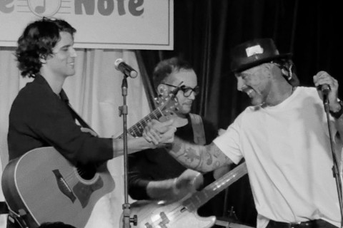 Chady entrega noite sofisticada e versátil no Blue Note Rio com participação de Tico Santa Cruz