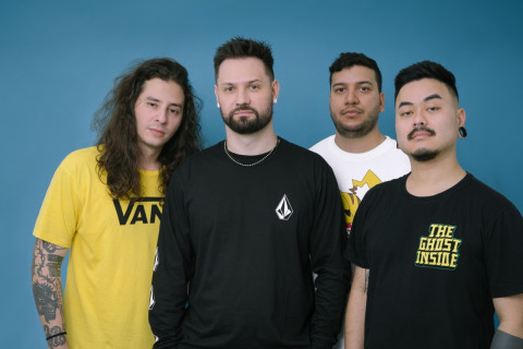 Serena lança o clipe de "Perto do Fim", uma sátira ácida ao universo corporativo