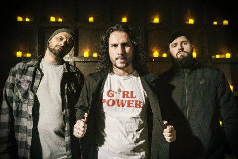 “Shots, Roses and Fire” novo single da Mad Sneaks entrega peso e guitarras afiadas