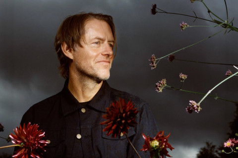 Ed O'Brien anuncia o álbum Blue Morpho, seu segundo trabalho solo, e apresenta a faixa-título "Blue Morpho"