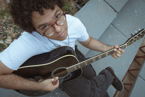 Guigo Marques Quebra Barreiras no Rock Alternativo com o Lançamento de "Rinha!"