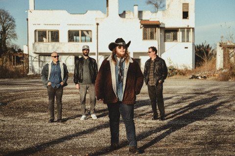 A banda de southern rock Chris Horses & The Slow Smoke lança o novo single "Rocks On The Street".