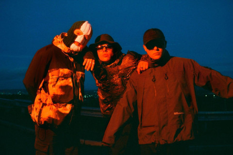 Kneecap lança novo single e clipe de "FENIAN", faixa-título do próximo álbum