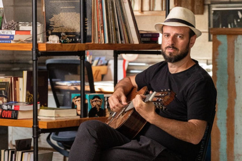 Eric Bê lança álbum de estreia “Sigo andando em frente”